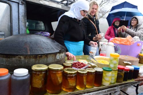 Prodajalka medu, sadja in drugih pridelkov na Golanski planoti 